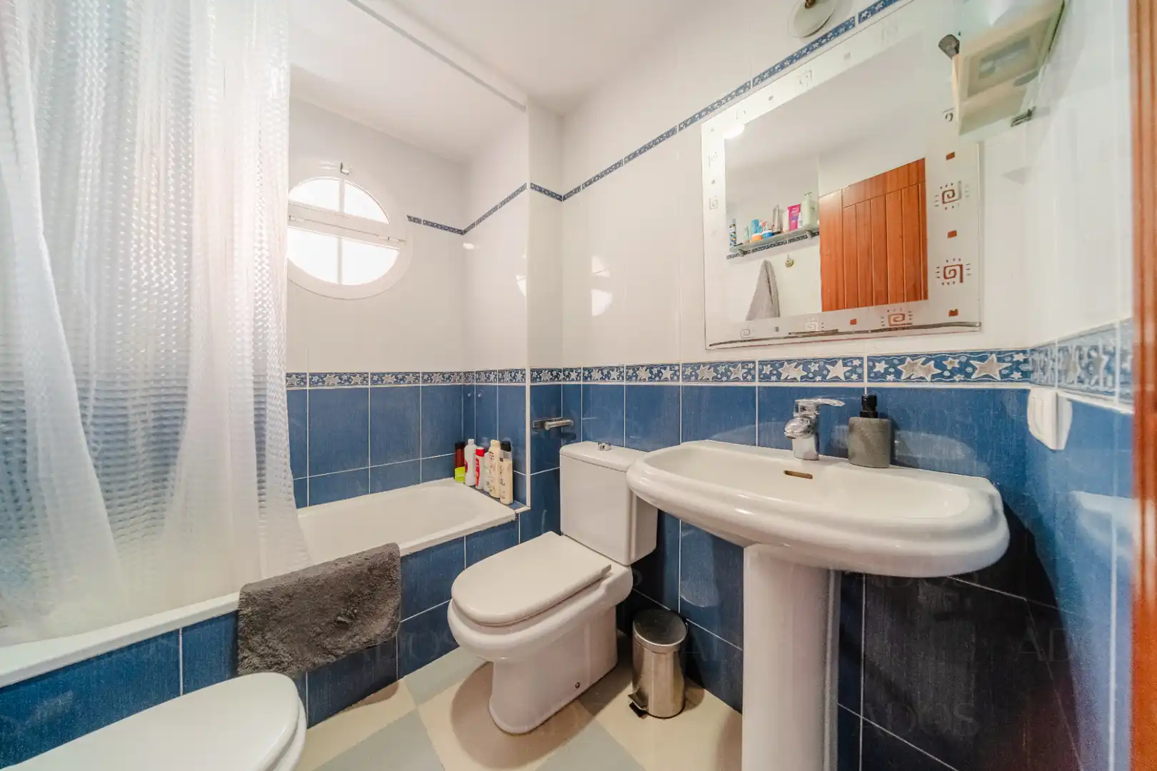 Baño de Piso en venta en Roquetas de Mar con Aire acondicionado, Terraza y Amueblado