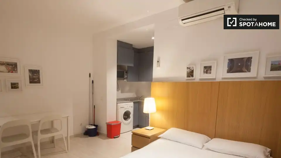 Bedroom of Flat for rent in  Barcelona Capital  with Air Conditioner, Heating and Furnished