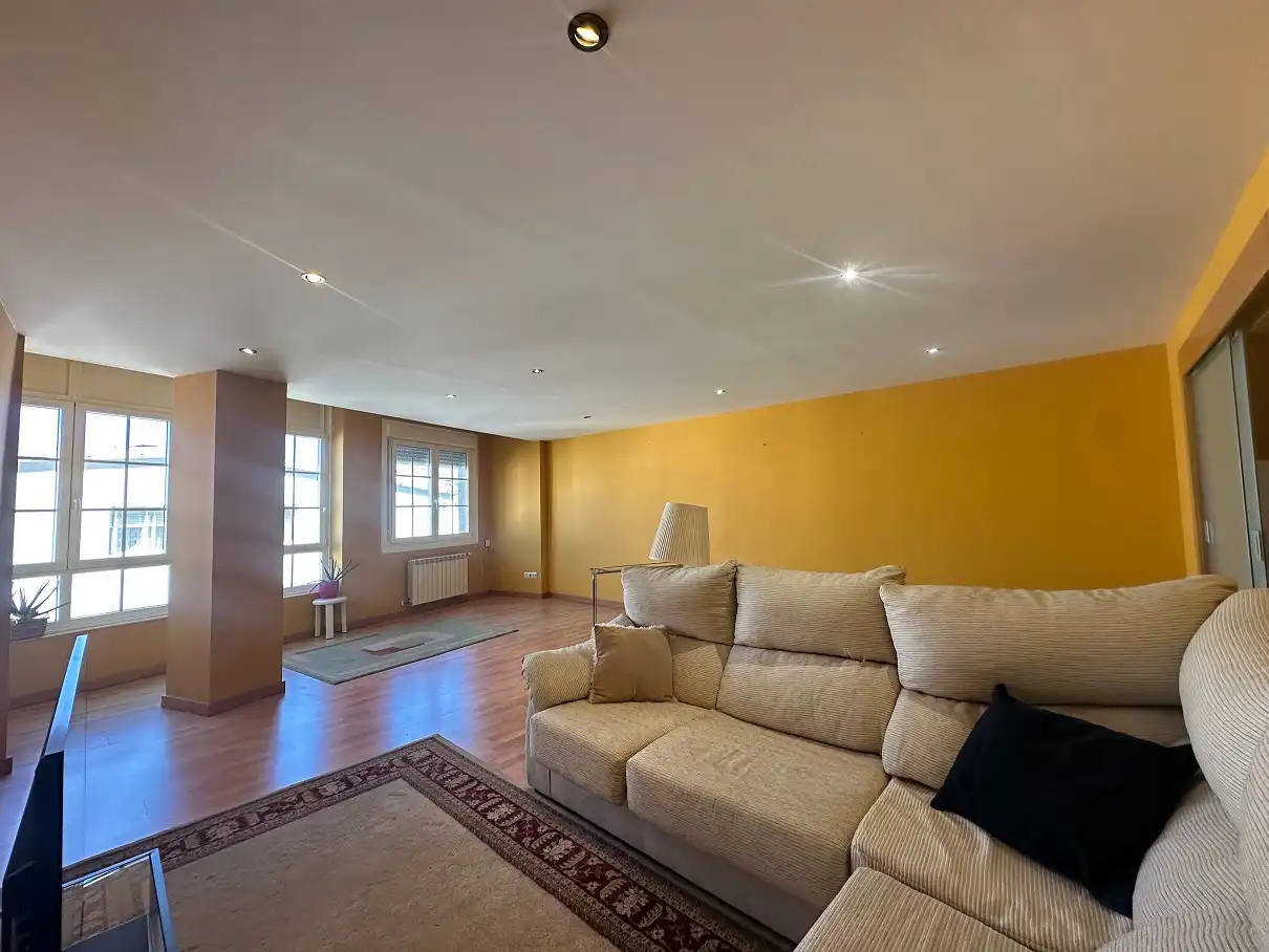 Sala d'estar de Pis en venda en Santiago de Compostela  amb Calefacció i Moblat