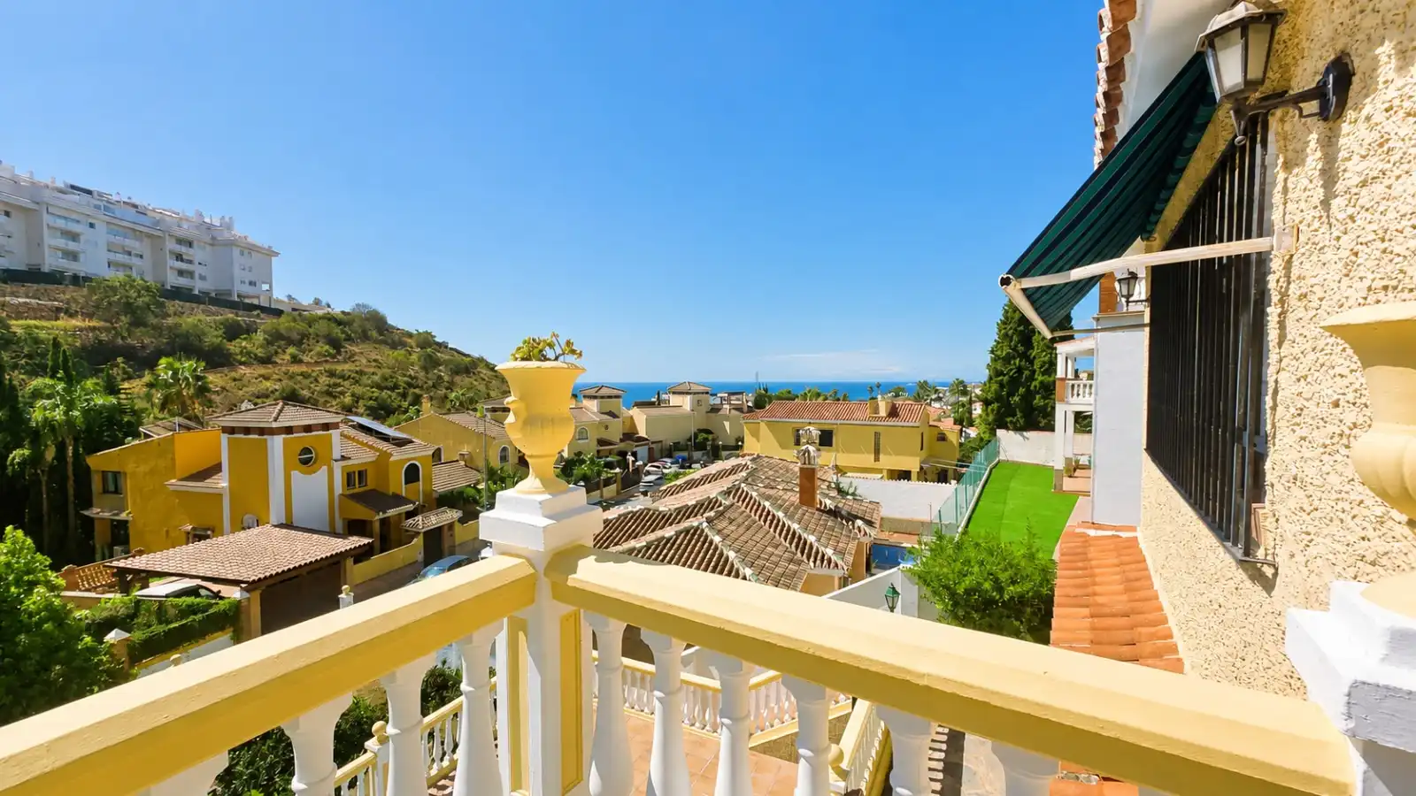 Vista exterior de Casa o xalet en venda en Rincón de la Victoria amb Aire condicionat, Calefacció i Jardí privat