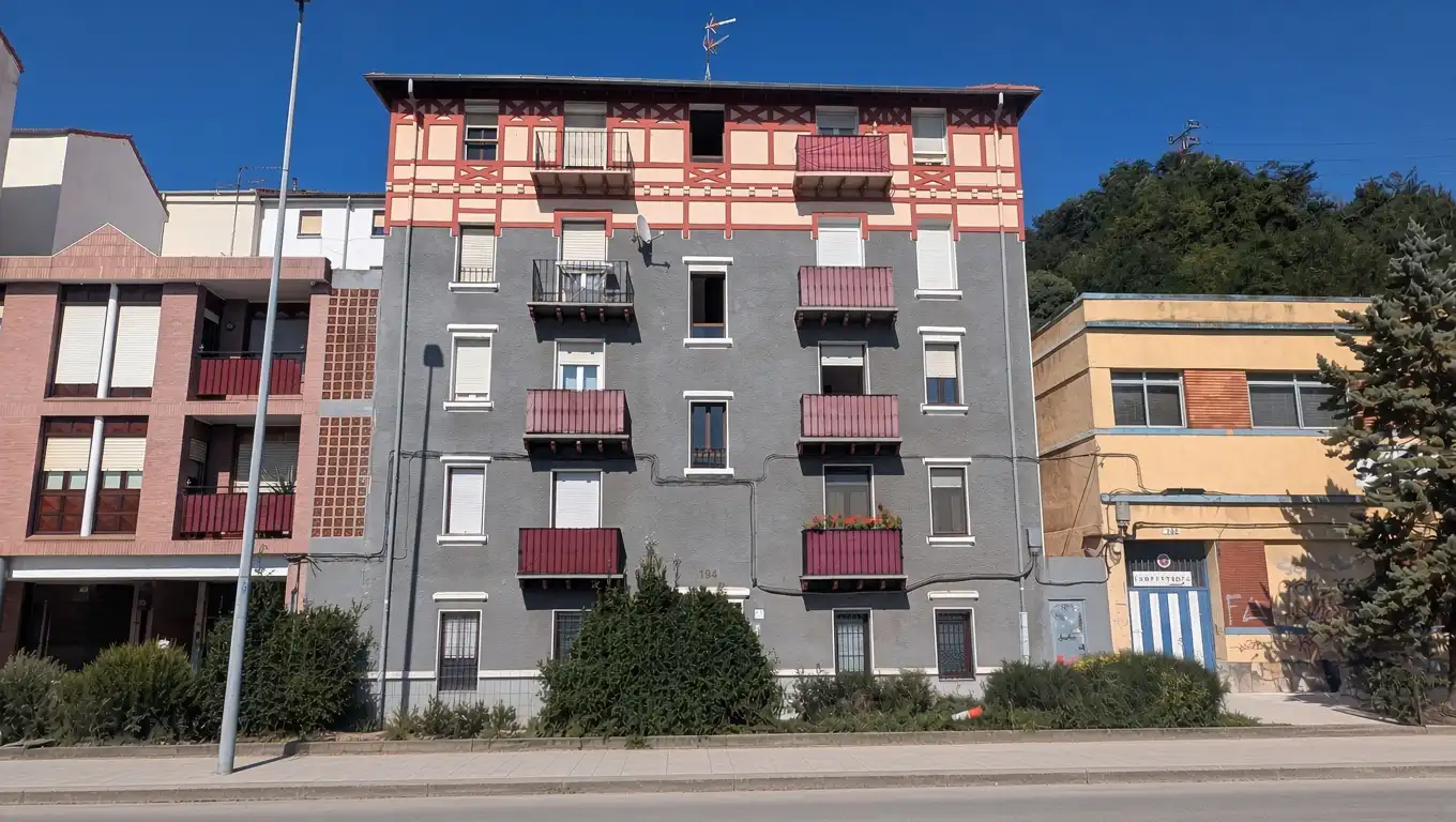 Flat with terrace for sale in Las Arenas, imagen 2