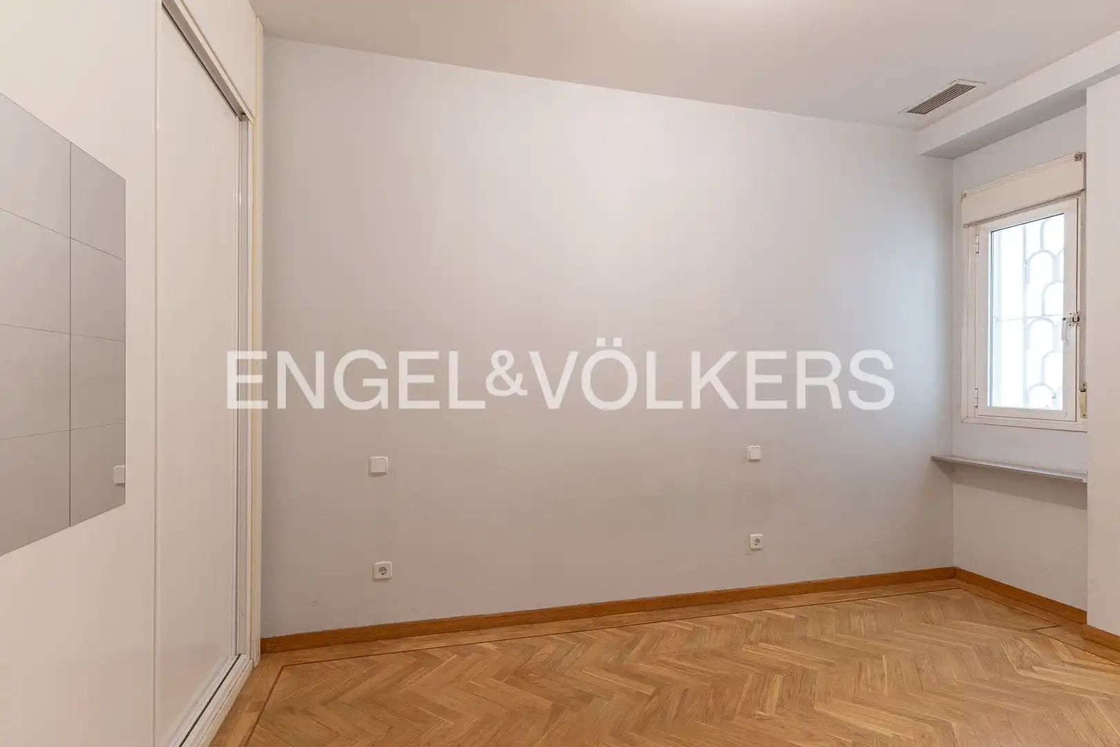 Flat for sale in Madrid  with Air Conditioner and Heating
