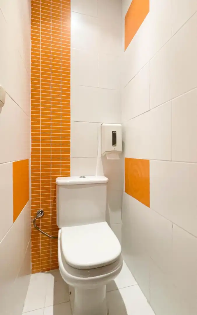 Baño de Local de alquiler en Oliva con Aire acondicionado y Amueblado