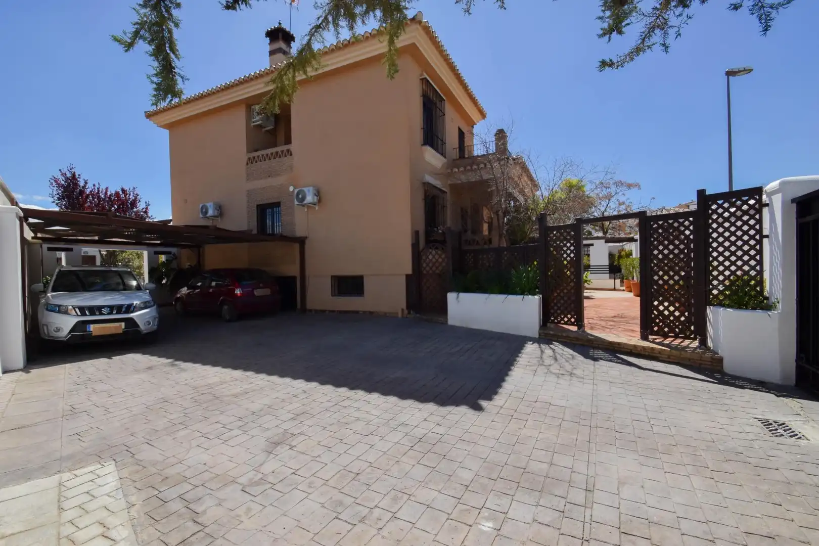 Vista exterior de Casa o xalet en venda en Las Gabias amb Aire condicionat, Calefacció i Jardí privat