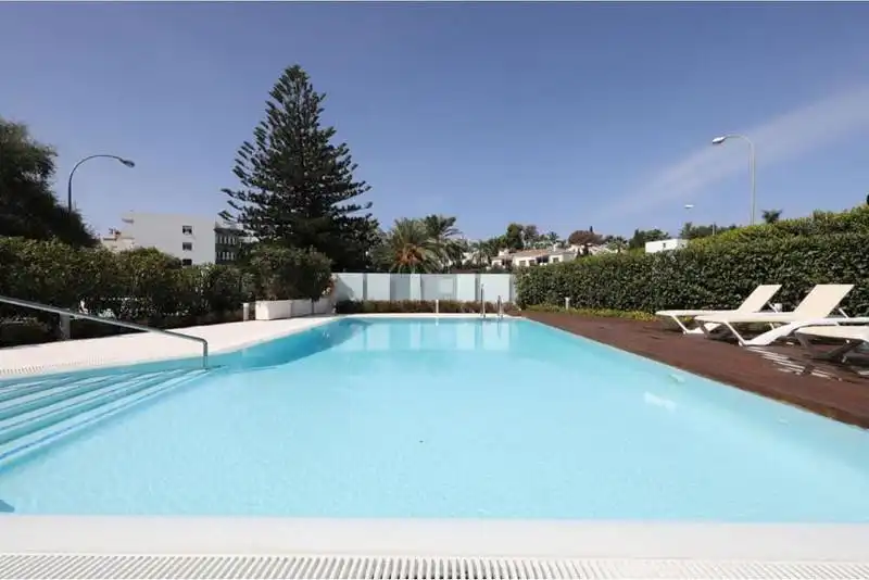 Piscina de Apartament de lloguer en Nueva Andalucía