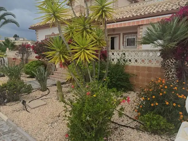 Chalet con jardín en venta en Calle Baños 3 45