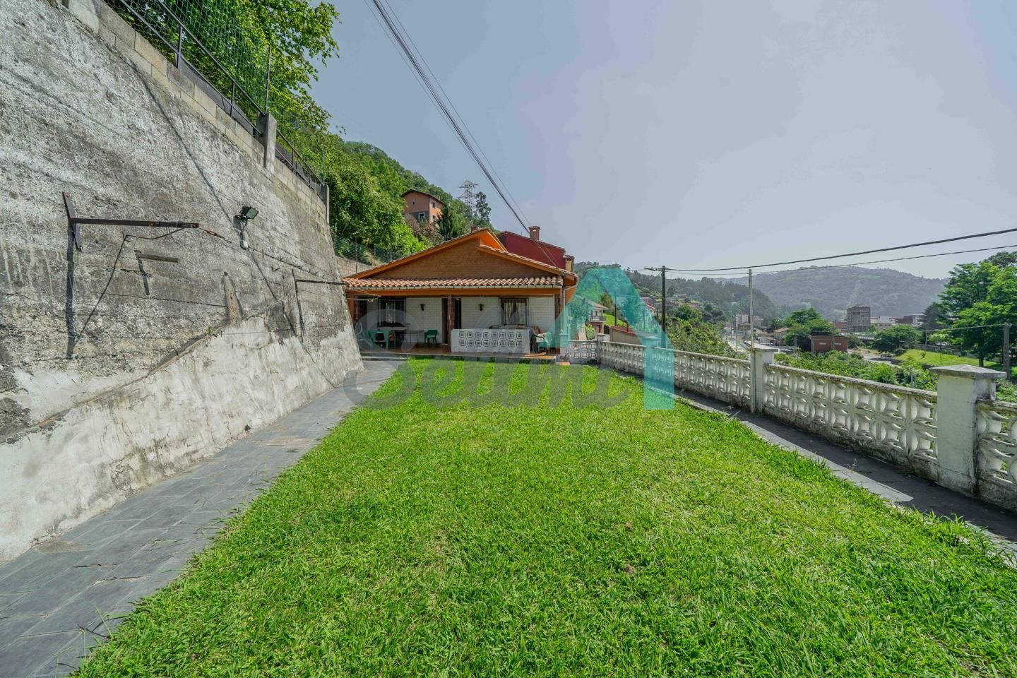 Vista exterior de Casa adosada en venta en San Martín del Rey Aurelio con Jardín privado, Parquet y Terraza