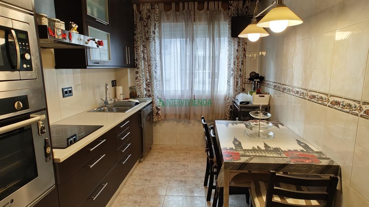 Cuina de Casa adosada en venda en Vigo  amb Calefacció, Terrassa i Traster