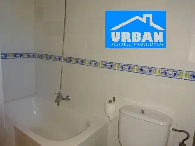 Bathroom of Flat for rent in Sevilla  with Air Conditioner and Terrace