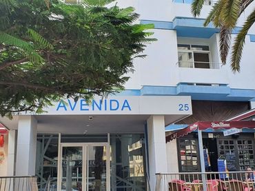 Local comercial en venda a Avda Familia De Betancourt Y Molina 25 000 Bja 1