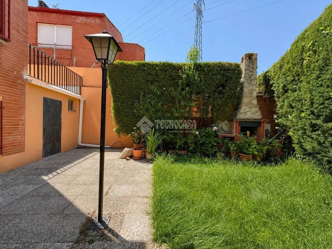 Jardí de Casa adosada en venda en Collado Villalba amb Calefacció, Traster i Alarma