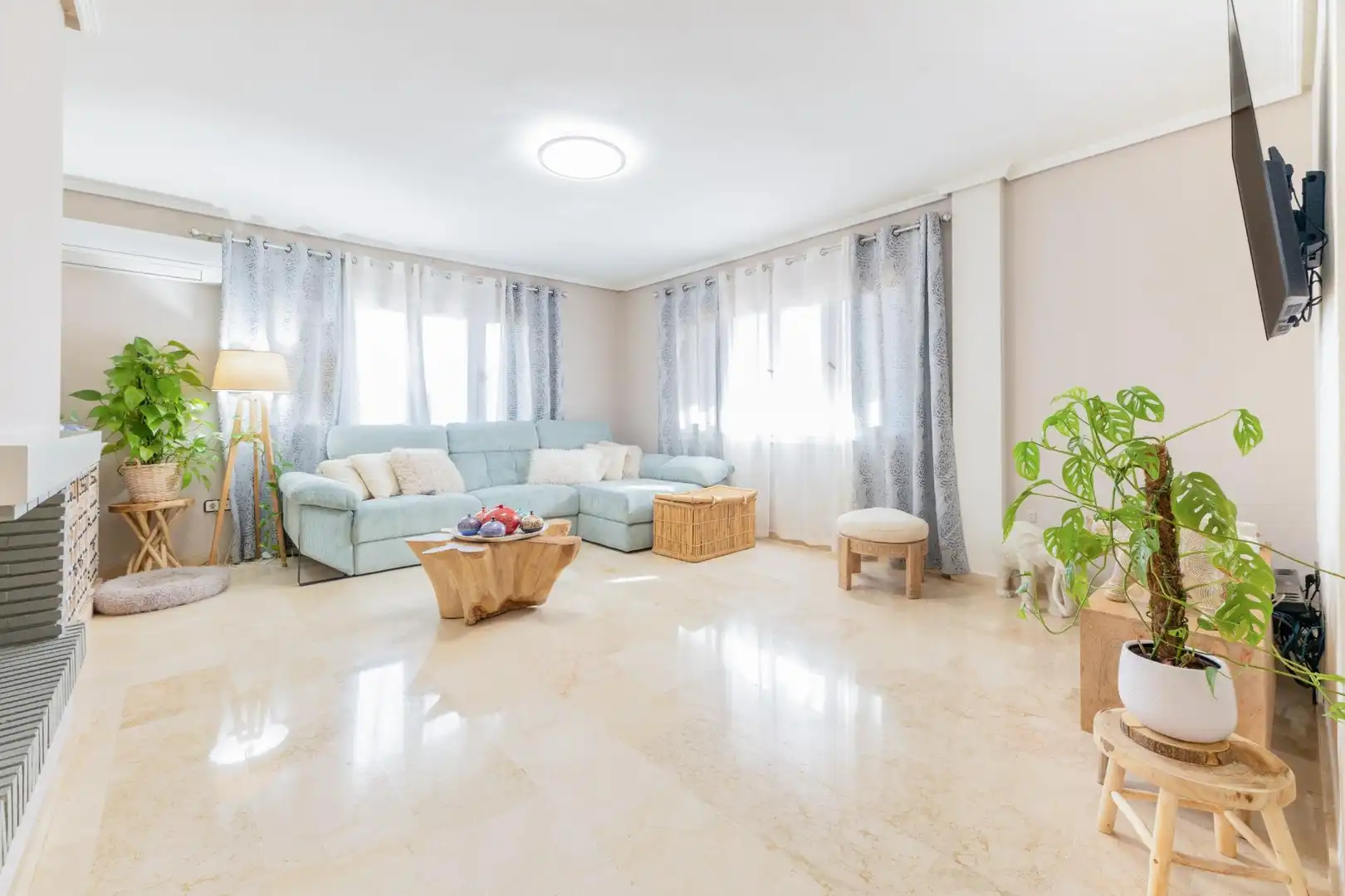 Sala d'estar de Casa o xalet en venda en Requena amb Jardí privat, Terrassa i Piscina