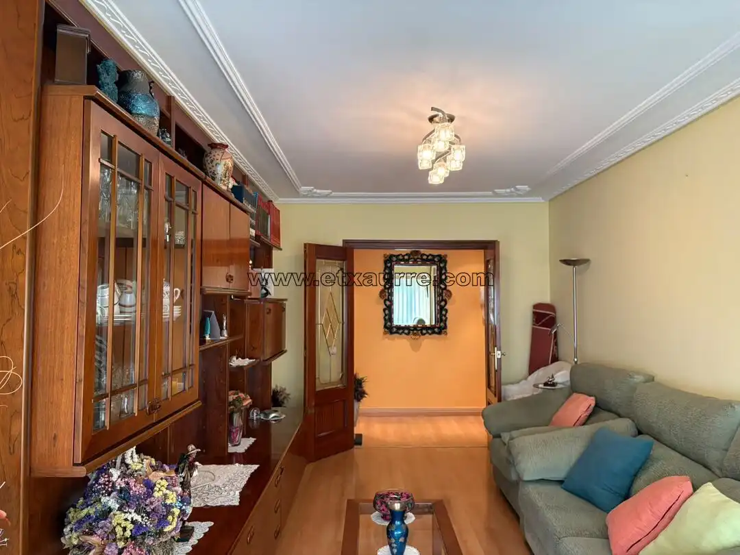 Sala d'estar de Pis en venda en Laudio / Llodio amb Calefacció, Traster i Moblat