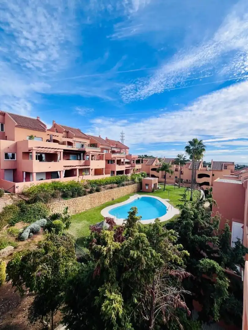 Vista exterior de Àtic en venda en Marbella amb Aire condicionat, Terrassa i Piscina