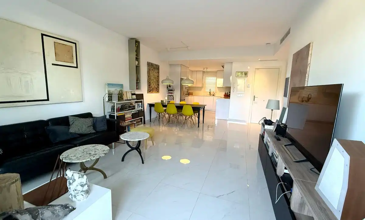 Wohnzimmer von Wohnung zum Verkauf in Estepona mit Klimaanlage, Privatgarten und Terrasse
