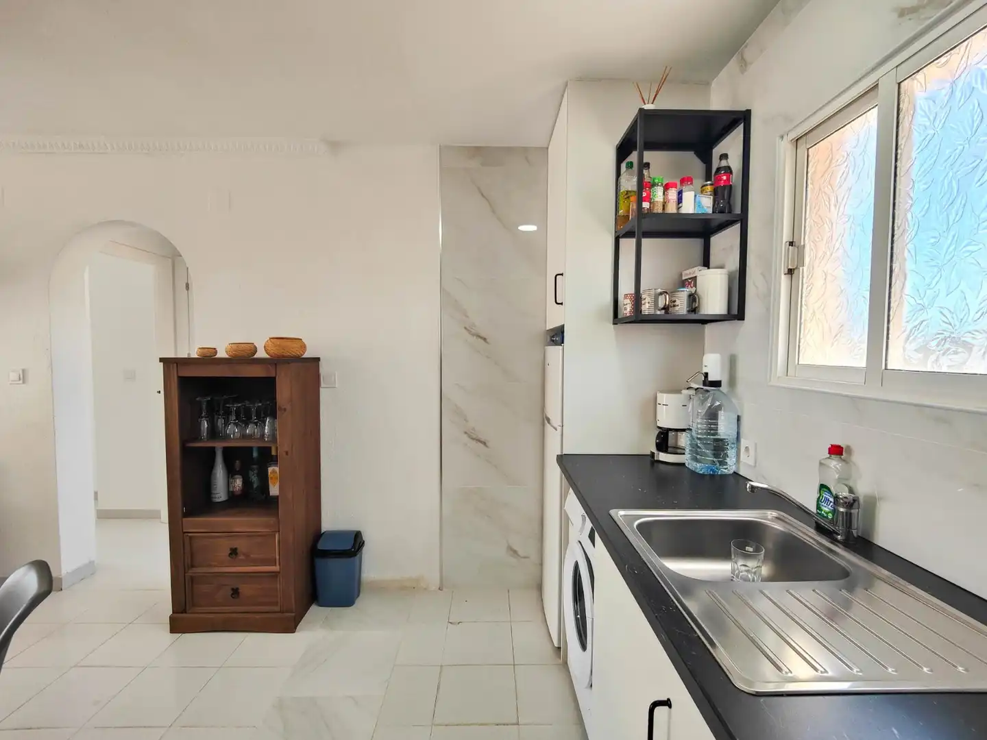 Küche von Einfamilien-Reihenhaus zum Verkauf in Torrevieja mit Klimaanlage, Privatgarten und Terrasse