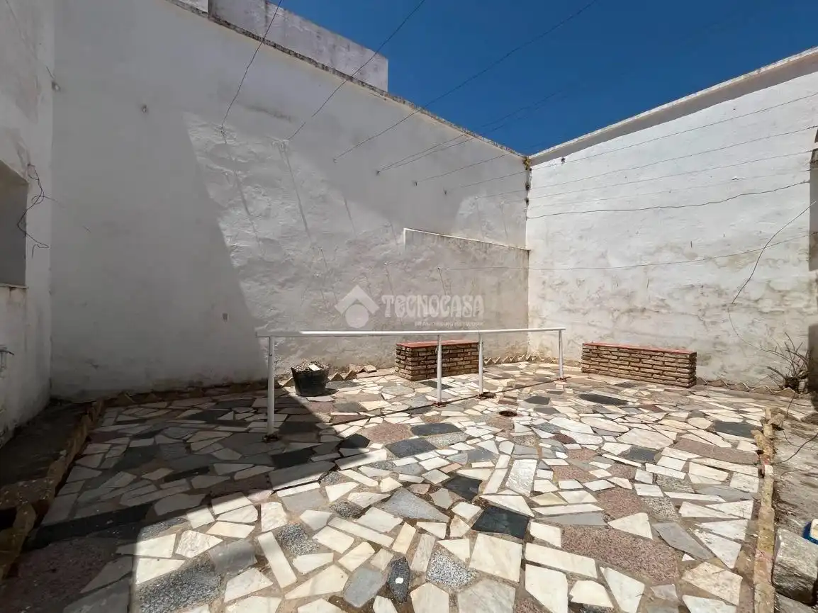 Vista exterior de Casa o xalet en venda en Carmona amb Aire condicionat i Alarma