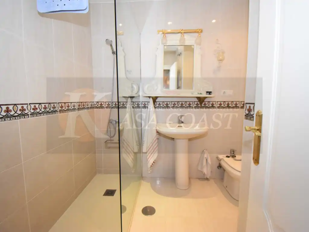 Bathroom of Flat for sale in Fuengirola  with Air Conditioner, Private garden and Terrace