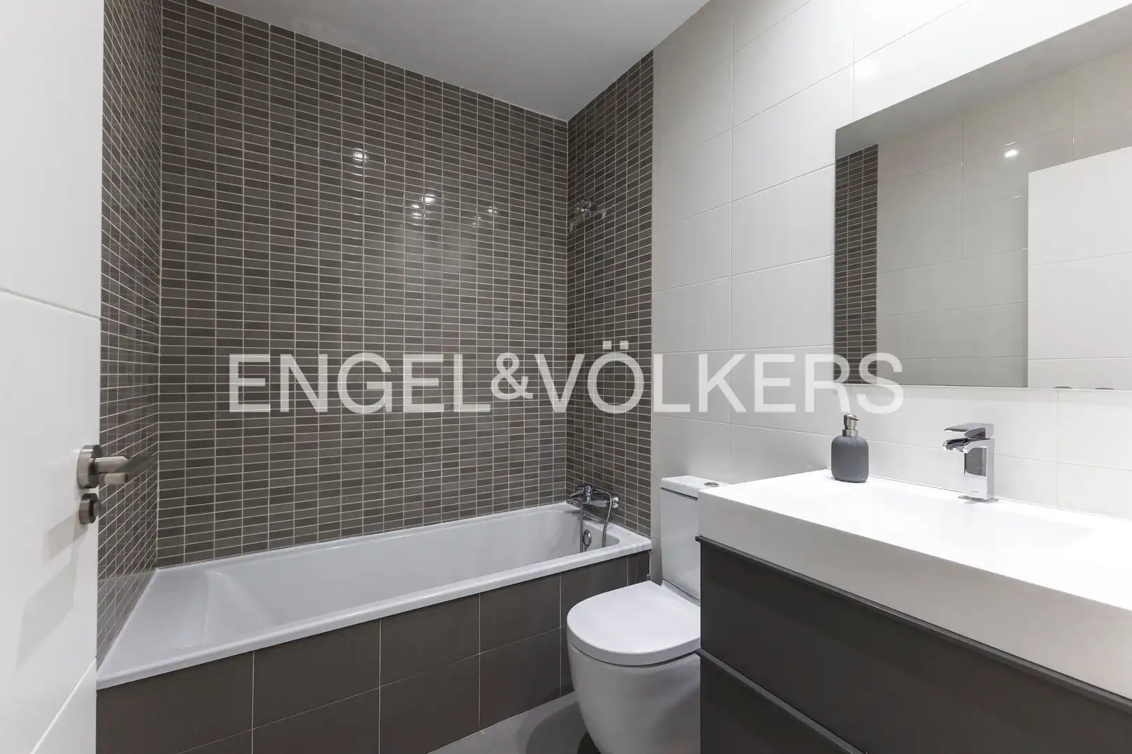 Bathroom of Detached homes for rent in Madrid  with Air Conditioner, Heating and Private garden