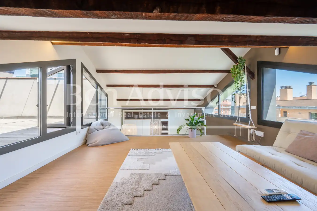 Wohnzimmer von Dachboden zum Verkauf in Barcelona mit Klimaanlage, Heizung und Parkett