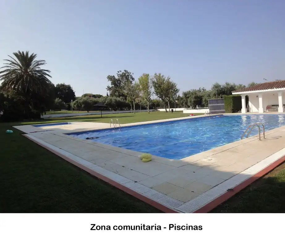Piscina de Casa adosada en venda en Cambrils amb Aire condicionat, Calefacció i Jardí privat