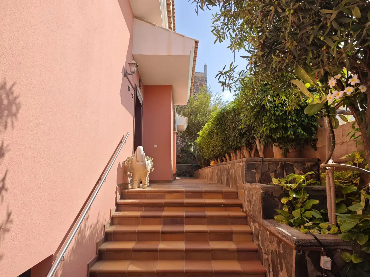 Vista exterior de Casa o xalet en venda en San Bartolomé de Tirajana amb Aire condicionat, Jardí privat i Terrassa