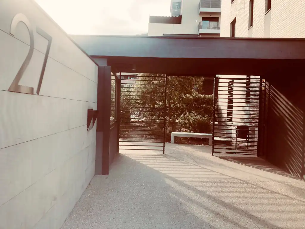Exterior view of Garage for sale in Alcalá de Henares