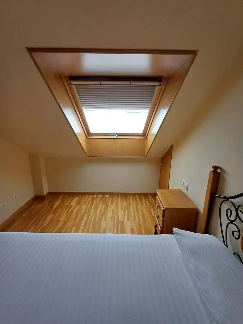 Schlafzimmer von Wohnung zur Miete in A Coruña Capital  mit Heizung, Terrasse und Möbliert