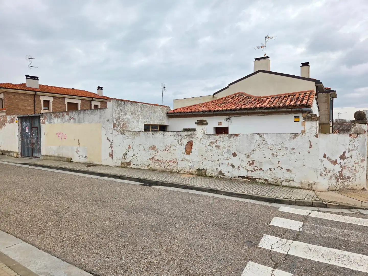 Vista exterior de Casa adosada en venda en Burgos amb Calefacció i Jardí privat