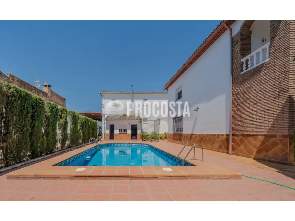 Piscina de Casa o xalet en venda en Fuente Vaqueros amb Aire condicionat, Jardí privat i Terrassa