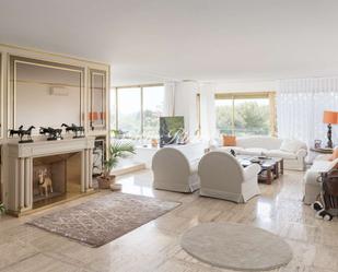 Sala d'estar de Pis de lloguer en  Barcelona Capital amb Aire condicionat, Piscina i Balcó