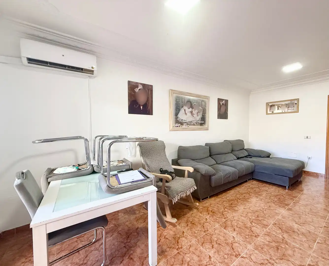 Sala d'estar de Pis en venda en Roquetas de Mar amb Terrassa i Moblat