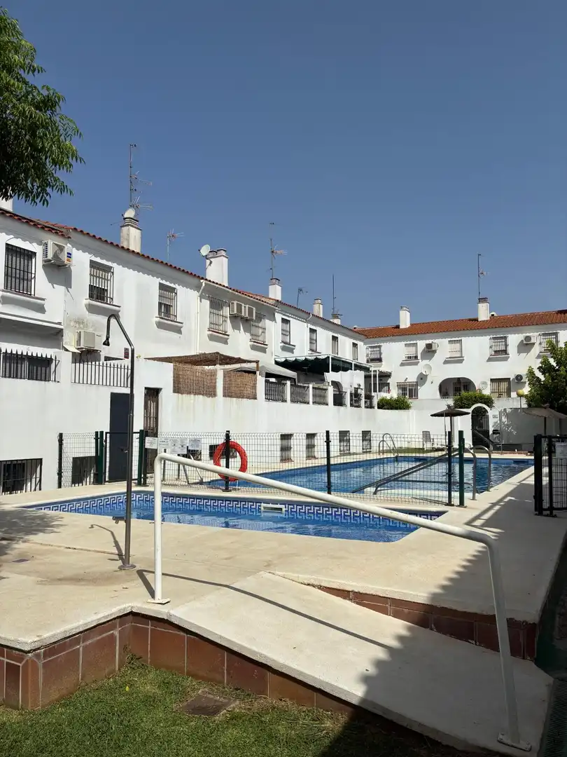 Vista exterior de Casa adosada en venta en Mairena del Aljarafe con Aire acondicionado, Terraza y Trastero