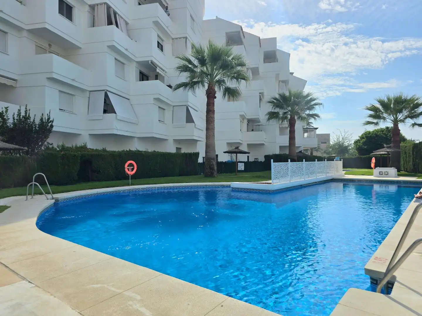 Piscina de Apartament de lloguer en Estepona Pueblo