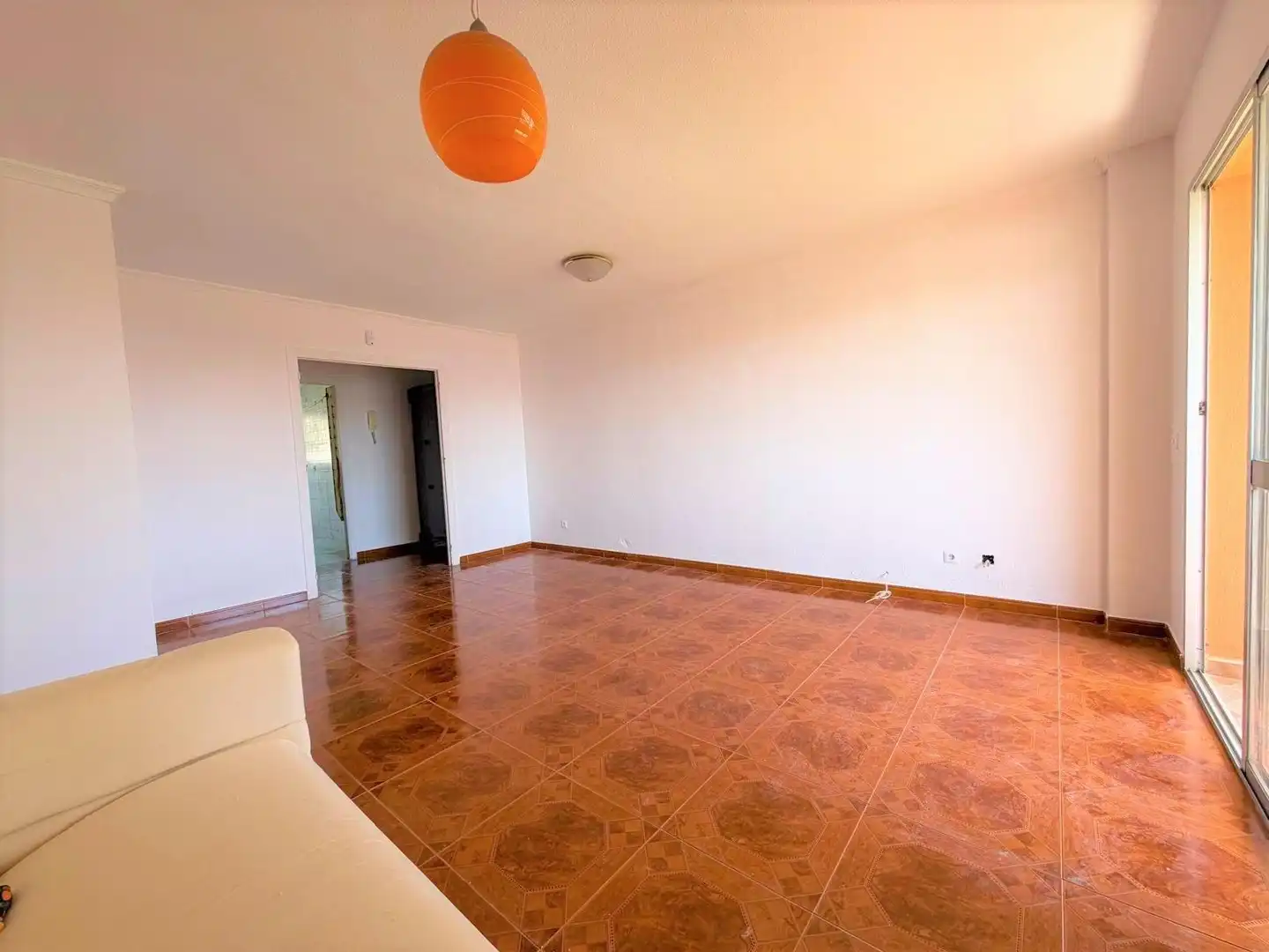 Sala de estar de Piso en venta en Torremolinos con Terraza y Piscina comunitaria