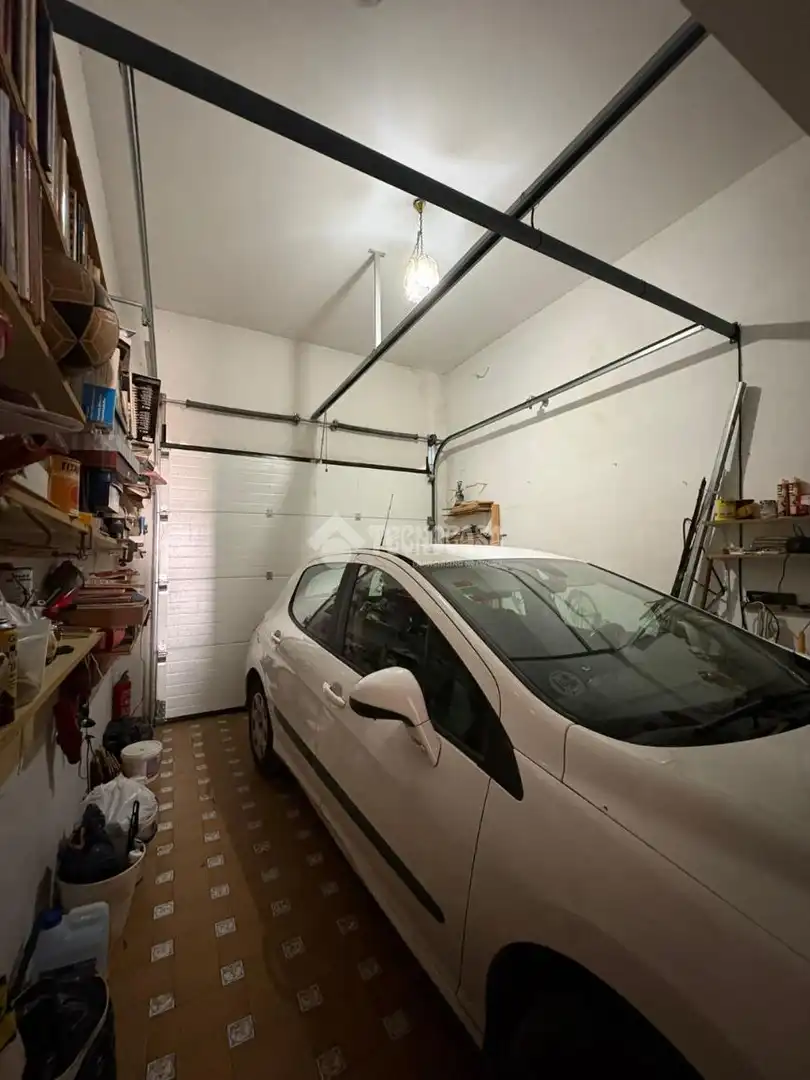 Parking de Casa adosada en venta en La Rinconada con Piscina y Amueblado
