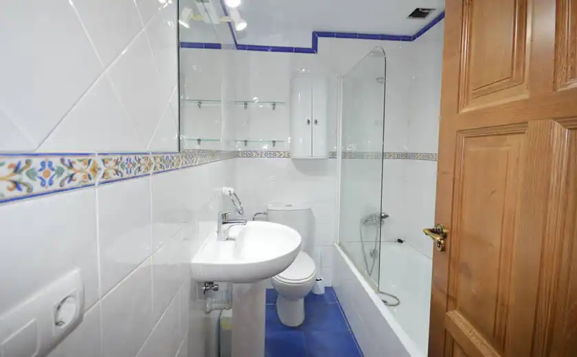 Baño de Apartamento de alquiler en Llanes con Calefacción, Terraza y Amueblado