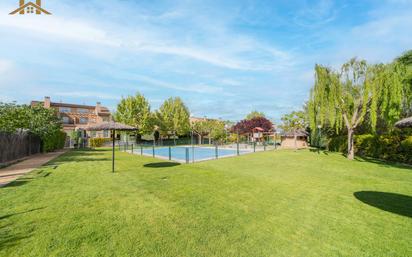 Jardí de Casa adosada en venda en Villanueva de la Cañada amb Calefacció, Jardí privat i Parquet