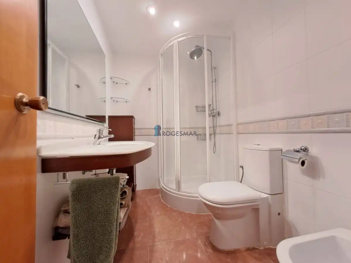 Bany de Apartament en venda en Benicasim / Benicàssim amb Terrassa, Traster i Piscina comunitària