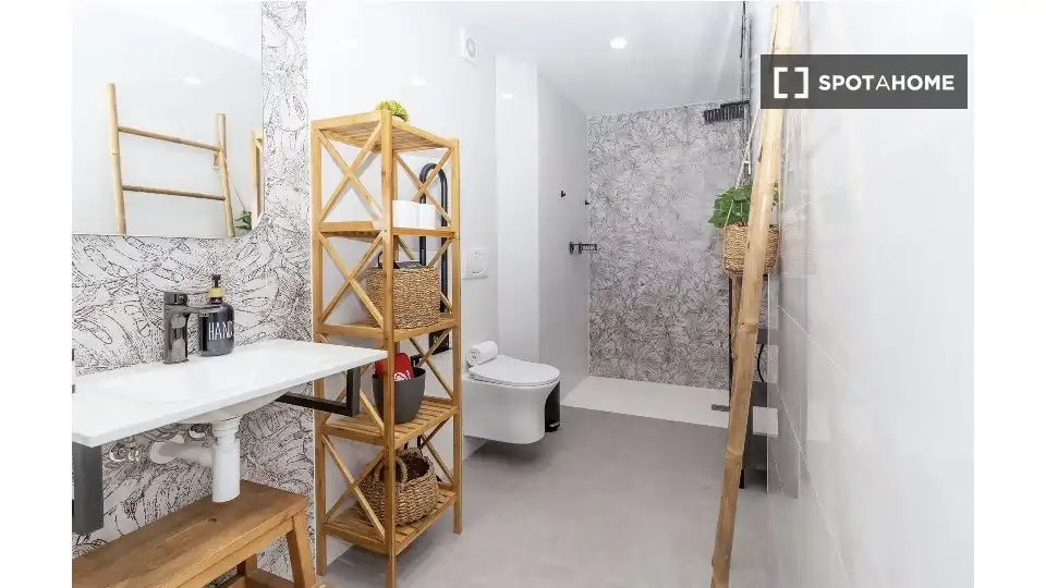 Bathroom of Apartments for share in Valencia  with Air Conditioner, Terrace and Furnished