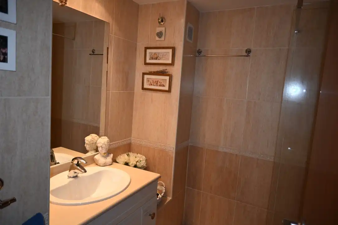 Badezimmer von Wohnung zum Verkauf in L'Escala mit Klimaanlage, Heizung und Terrasse