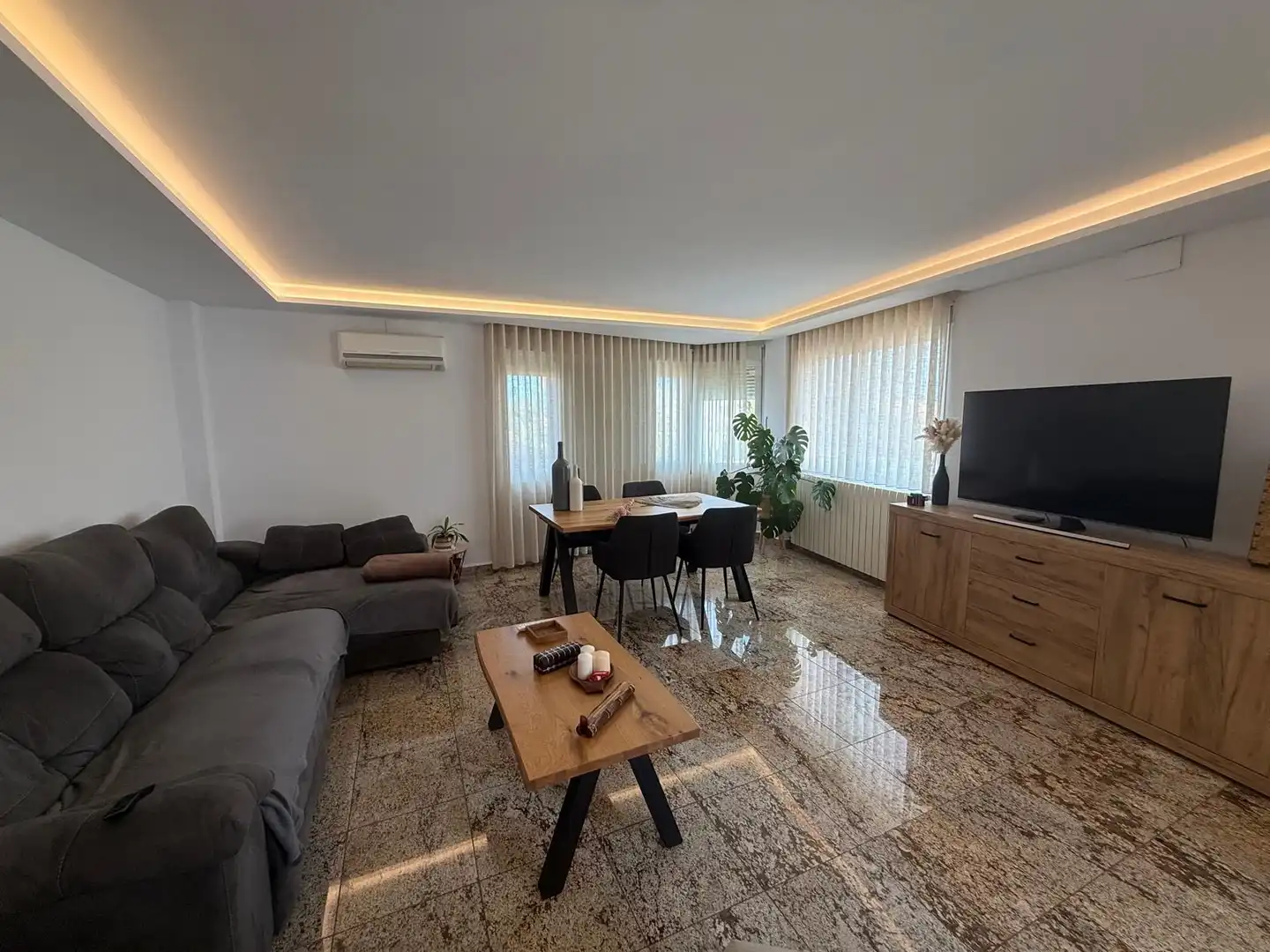 Wohnzimmer von Einfamilien-Reihenhaus zum Verkauf in L'Alfàs del Pi mit Klimaanlage, Privatgarten und Terrasse