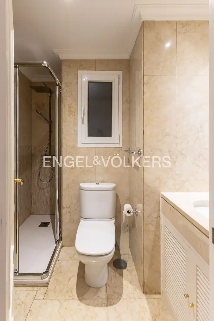 Baño de Piso en venta en Madrid con Calefacción, Terraza y Trastero