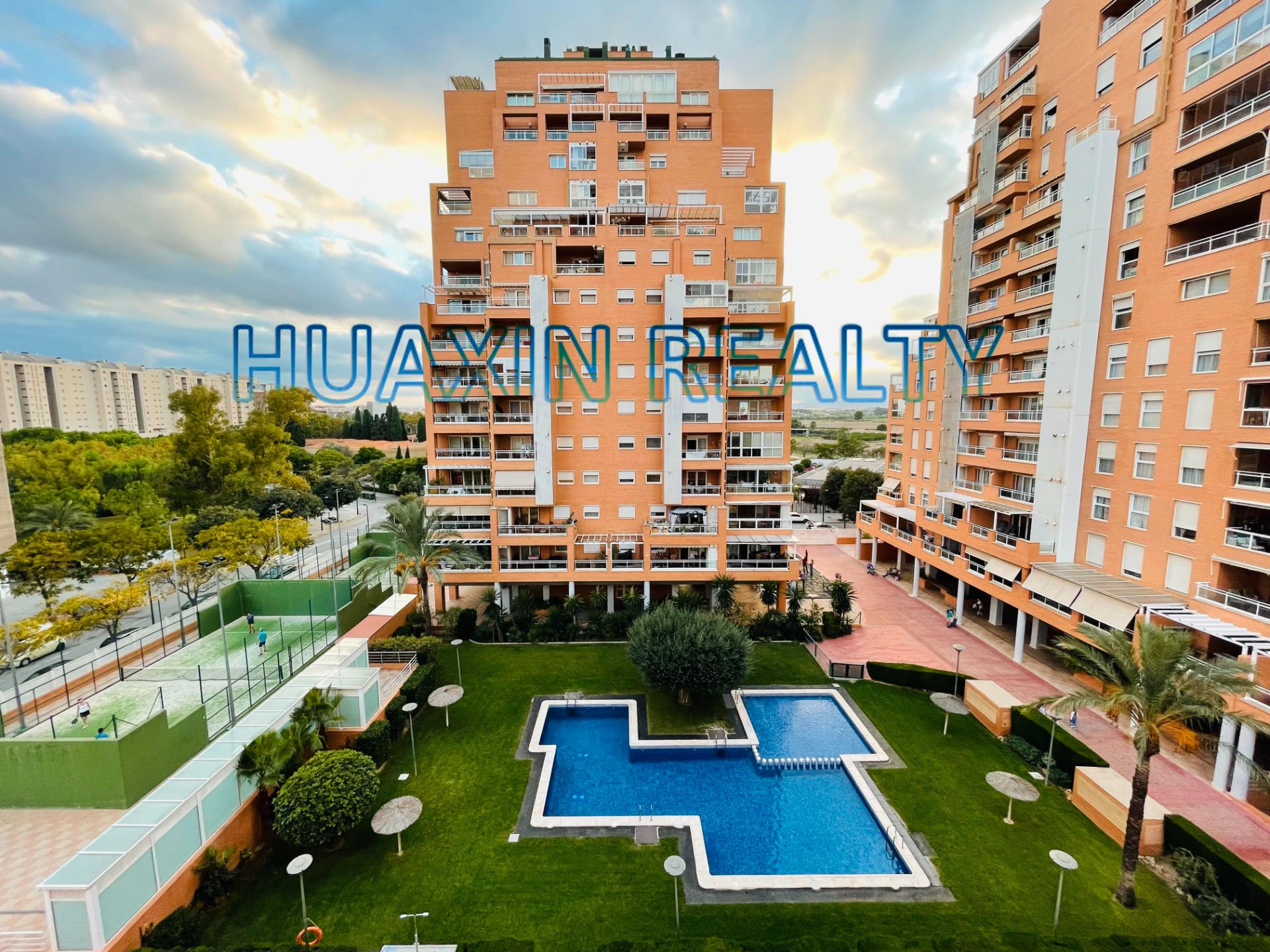 Exterior view of Flat to rent in  Valencia Capital  with Air Conditioner, Terrace and Oven