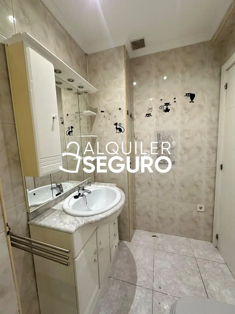 Baño de Piso de alquiler en Madrid con Calefacción y Trastero