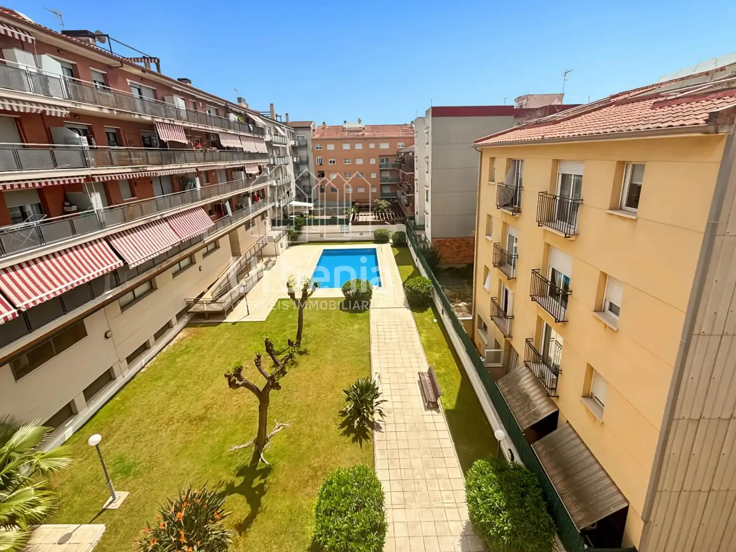 Vista exterior de Dúplex en venda en Calella amb Calefacció, Terrassa i Piscina