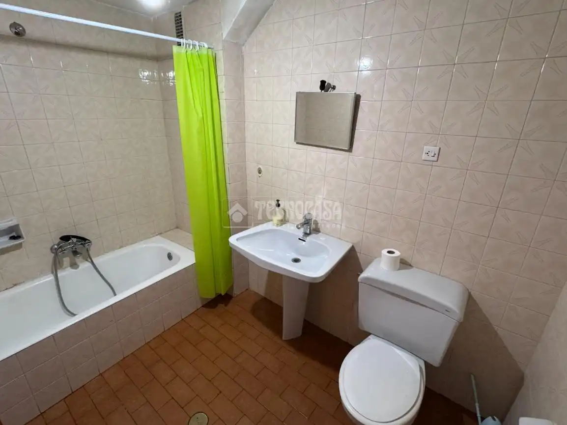 Badezimmer von Wohnung zum Verkauf in Valencia de Don Juan mit Heizung, Parkett und Terrasse