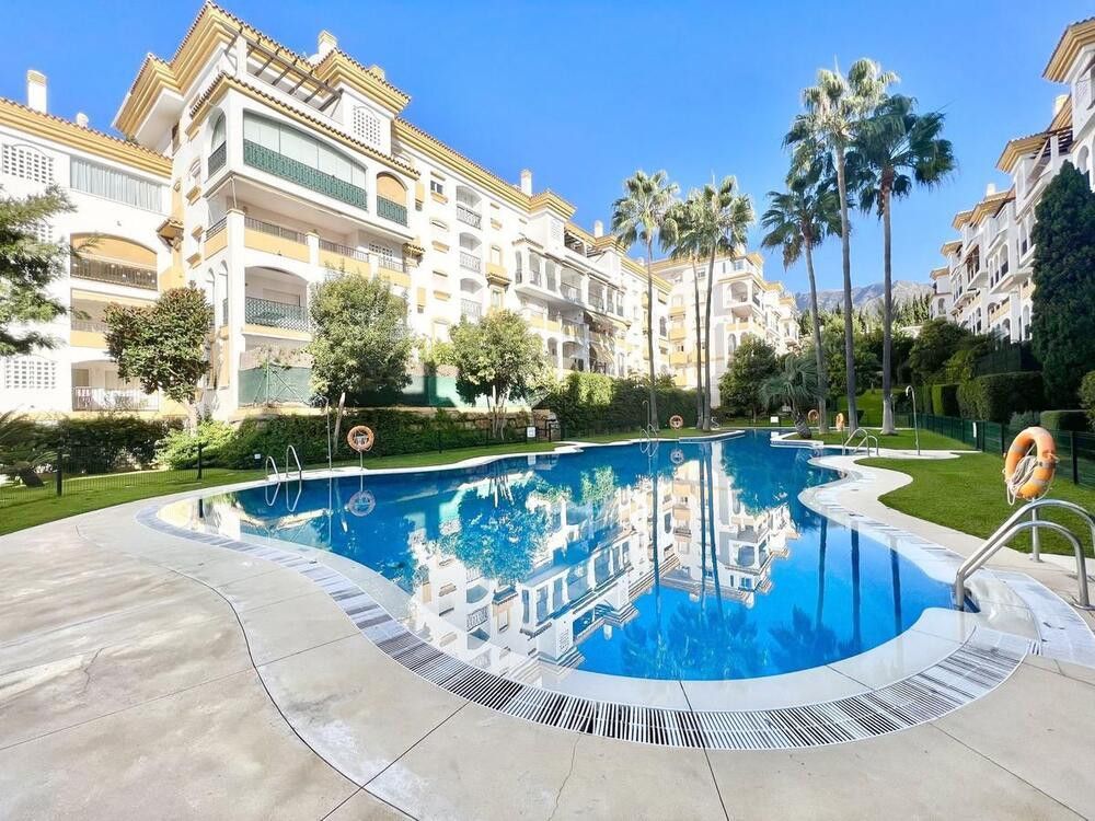 Vista exterior de Casa adosada en venda en Marbella amb Aire condicionat, Jardí privat i Terrassa