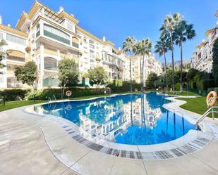 Vista exterior de Casa adosada en venda en Marbella amb Aire condicionat, Terrassa i Piscina