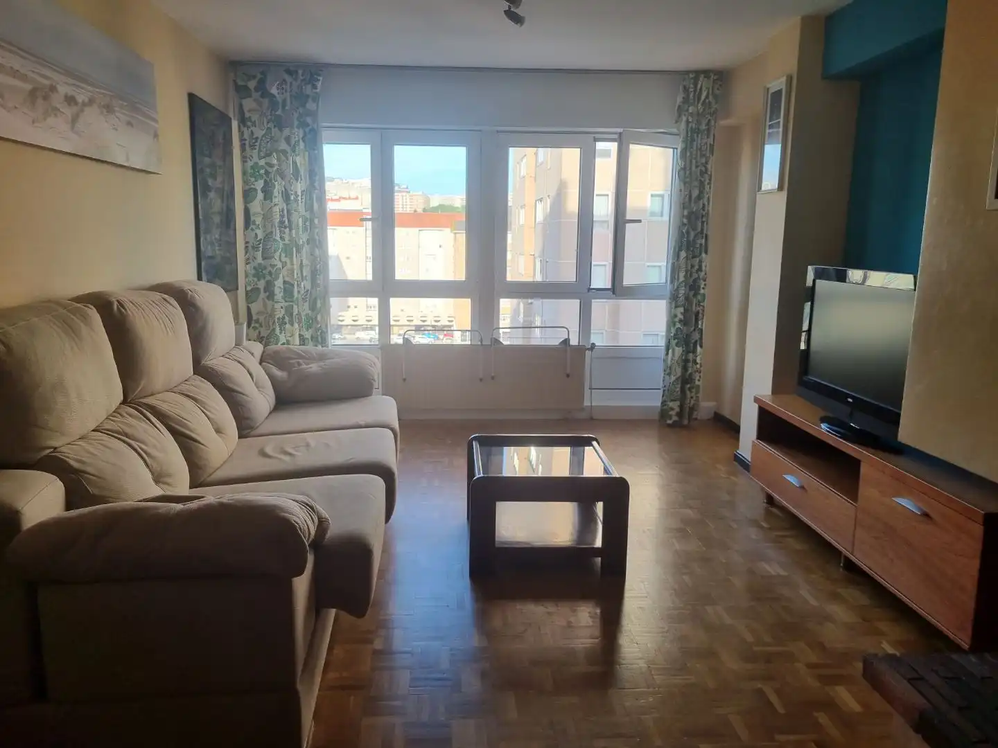 Sala d'estar de Pis de lloguer en A Coruña Capital  amb Calefacció, Parquet i Moblat
